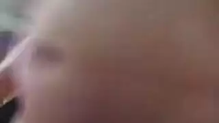 تلمس نفسها بقوة قبل ممارسة جنس مبلل في الحمام