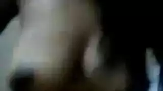 هي مفلسة، لذا تخلع سروالها الداخلي لتسلية صديقاتها