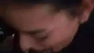 فتاة سمراء تتعرض للضرب بقوة بكعب عالي وتنتهي بقذف على وجهها
