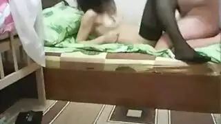 مراهقة رفيعة تمص قضيب الجار ثم تنكح بقوة