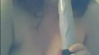 حورية كبيرة الصدر تبلع قضيبًا عميقًا بين ثدييها الهائلين