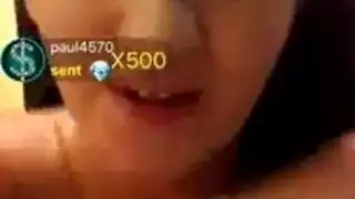 لاتينا شابة بصدر صغير تأخذ قضيبًا أسود سميكًا بعمق في فرجها