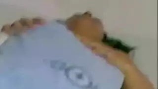 مشهد إباحي عربي: نادية تأخذه بعمق وتئن مثل عاهرة