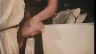 خادمة ترتدي الزي الرسمي تمص وتمارس الجنس بلا هوادة