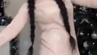 أميرة عربية تخلع ملابسها وتغازل الكاميرا