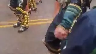 عريف بيروفي تنكح ثونغها الضيق بقوة