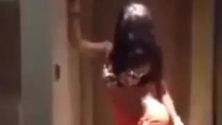 راقصة إيرانية ذات صدر كبير تمارس الجنس في فيلم إباحي صريح