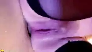 من وراء ثقبة طيزها