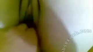 نراه عربيه تخمم رجلها لحاس