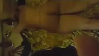 الركوع للقضيب في غرفة خلفية خاصة