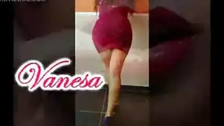 السمراء الممتلئة جمينا تركع وتمص بعمق قضيباً صلباً