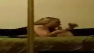 شقراء تمص بعمق وتركب بقوة في فان سكس إكس إكس إكس