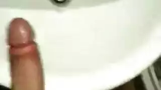 قضيب أبيض كبير يضرب مراهقة زنجية في فعل إباحي صريح