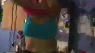 عاهرة سمراء تستمتع بجماع مزدوج صريح