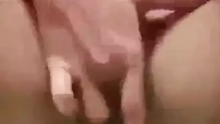 شقراء مثارة تخلع ملابسها وهي مرتدية شبكة صيد وتداعب نفسها على البث المباشر
