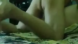 بينيك مراته وهيا علي ظهرها وهوه فوقها وبيهز السرير وهيا بتصرخ