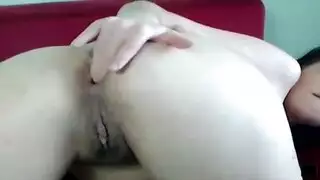 القضيب الأحمر العصير يتصلب من أجل جماع شرجي مكثف