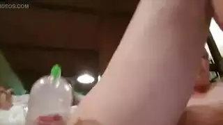 زوجة مطيعة تأخذ جعم عميق للحلق وقذف من زوجها