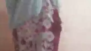 خلجيه تقلع عريانه وتهز بززه