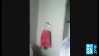 ربة منزل مطيعة تعرض مهبلها لصديق زوجها المقرب