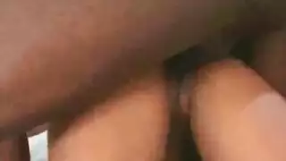 سمراء هاوية تمارس جنسًا عنيفًا في العراء