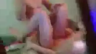 عاهرة متزوجة تطالب بقضيب زوجها السميم لجلسة بورن