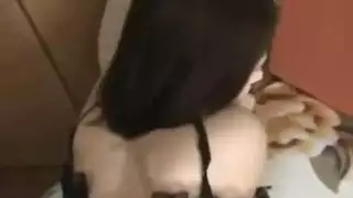 خادمة ترتدي زيًا تخدم قضيب صديق قديم كبير