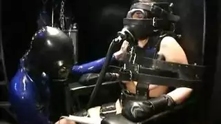 هي مفلسة ومثارة، فقط اللاتكس والأصابع