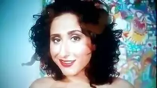 امرأة ذات صدر كبيير