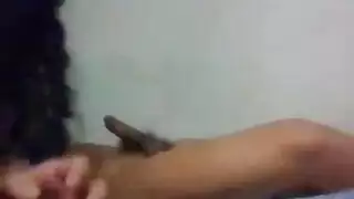 فتاة إيطالية تبلع زب بينما صديقتها تمارس الجنس مع حبيبها