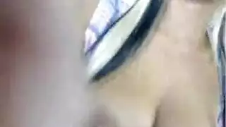 شقراء مراهقة غافلة تأخذ عدة أعضاء ذكورية في فمها