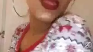 فاتنة ممتعة مع شعر أخضر، تعجب المرسى اللعب مع كس مثقوبها أثناء وجوده على الأريكة