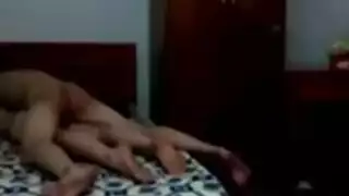 ‫شقراء تكشف كسها المشعر لتصوير حلاقة مقربة‬