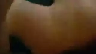إباحية المسبح: شقراء تركب الماء بخديها السميكين