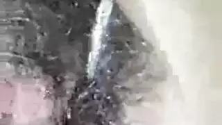 مشهد بلع عميق إباحي يجعل فرجها يقطر
