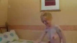 شقراء مدللة ترتدي نظارات تصبح جشعة للجنس الإباحي الخشن