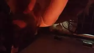 حلوة سمراء معصوبة العينين تختنق على زب صلب