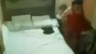 مشهد صريح في غرفة النوم بين امرأة ناضجة وشاب