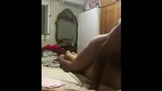 بطل أسود يطلق حمما ساخنة في فتحات مطلقة ضيقة