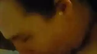 أم مثارة تتعرض للقذف على وجهها بعد مص عميق
