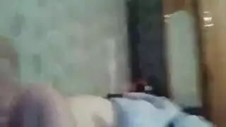 شقراء ممتلئة باللون الأحمر تمارس الجنس بقوة وهي معصوبة العينين على طريقة الفارس