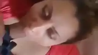 فتاة مثيرة تمص قضيب ضخم لرجل غريب