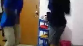 فتيات جامعيات بريات تأخذن قضبانًا كبيرة في حافلة لعرض جنس جماعي علني وقذف داخلي