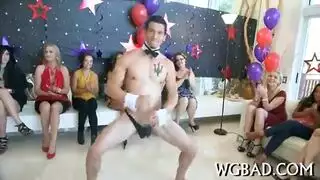 فيديو مص قضيب عملاق