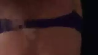 أعطت بيلا الغريبة اللسان لصديقها ثم مارس الجنس رأسها الساذج الغريب