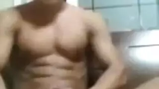 صاحب القضيب الكبير يستعرض عضوه الضخم في مشهد إباحي صريح
