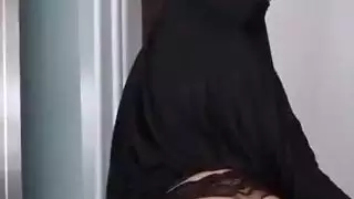 فتاة عربية كبيرة الثدي تتصرف بوقاحة في فيلم إباحي صريح