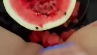 مقطع إباحي هاوي: جسد شاب ضيق يهتز بهزات جماع متعددة