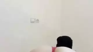 هي ترتدي الحجاب لكن مؤخرتها الكبيرة مكشوفة للعمل الإباحي