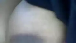 فتاة عربية كبيرة الثدي تأخذ قضيبًا بين ثدييها